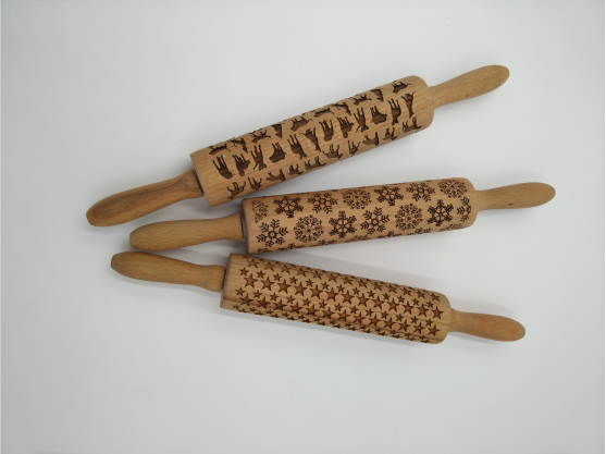 木製擀麵杖（zhàng）激（jī）光旋（xuán）轉（zhuǎn）雕刻