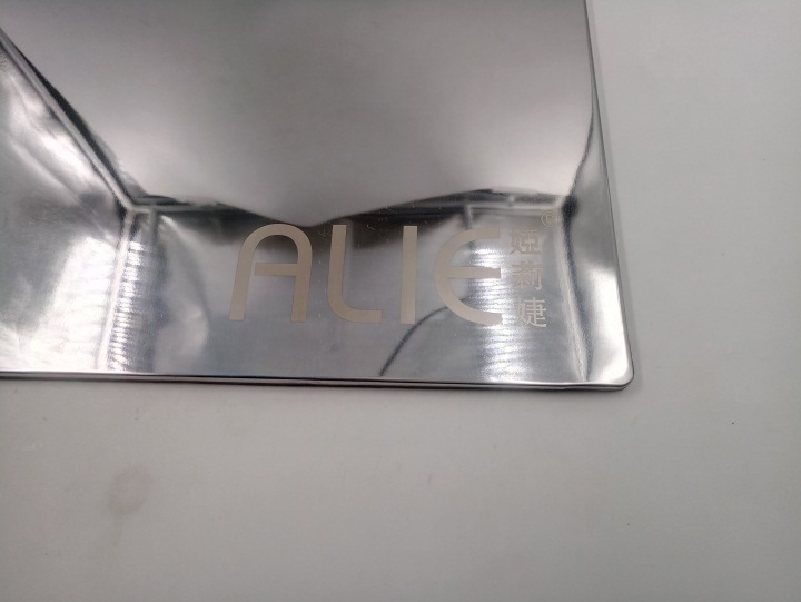 婭莉（lì）婕（jié）服飾不鏽鋼（gāng）板激光鐳射